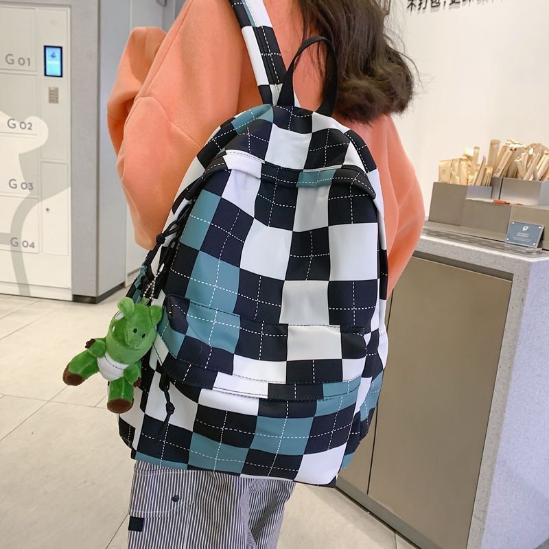 Вместительный рюкзак в минималистичном дизайне