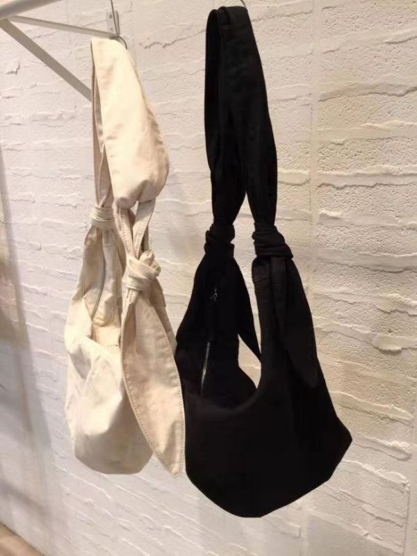 Легкая и вместительная сумка кросс-боди