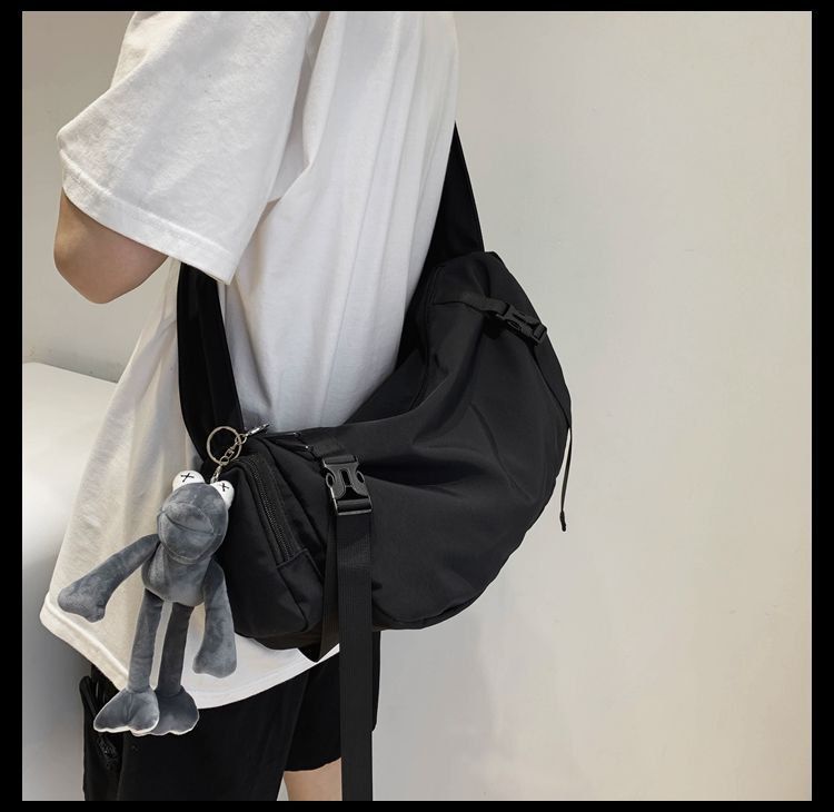Удобная и практичная кросс-боди сумка вытянутой формы