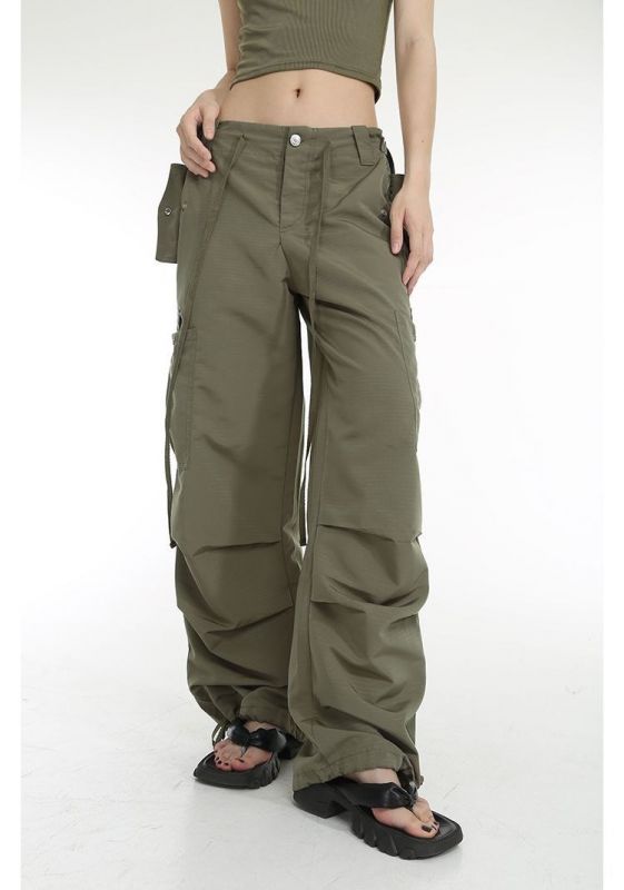Модные брюки карго с накладными карманами