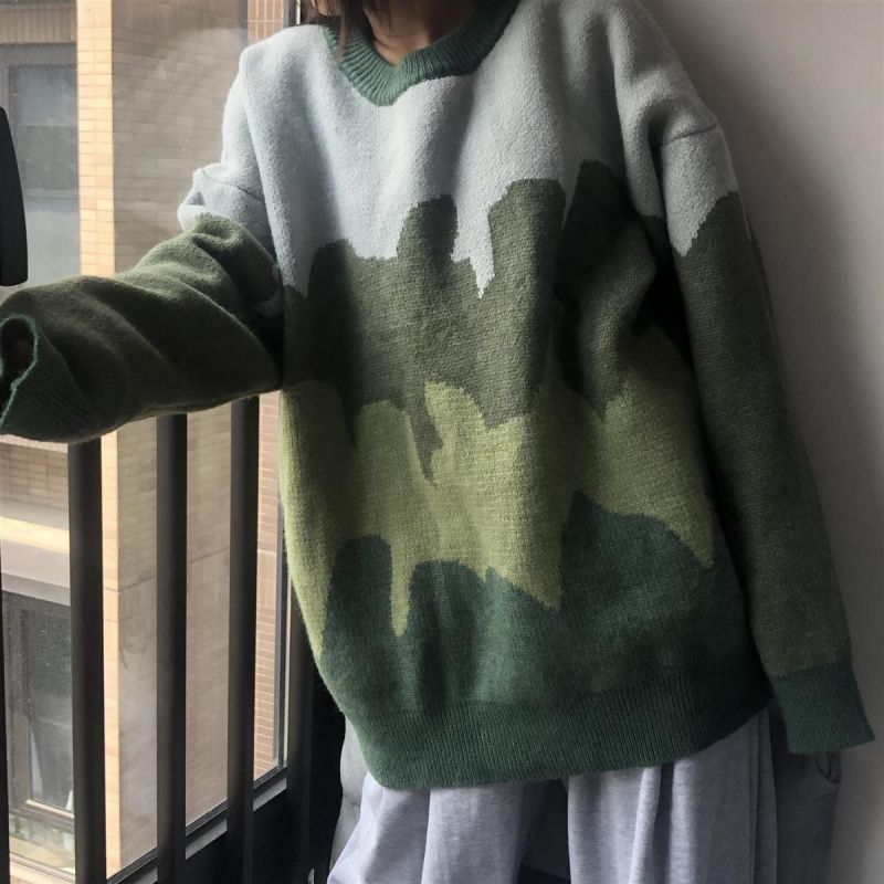 Слайд  Объемный базовый свитер с модным принтом Зеленый
