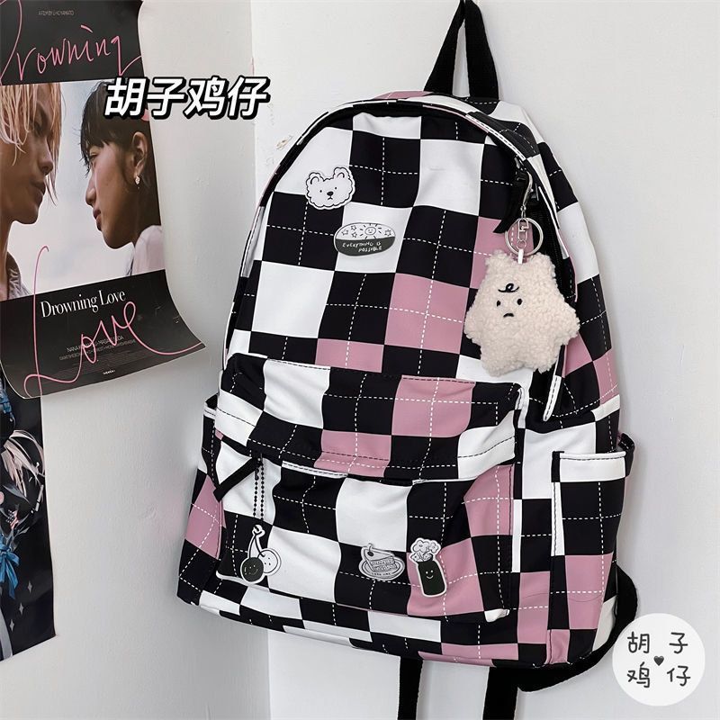 Слайд  Вместительный рюкзак в минималистичном дизайне Розовый