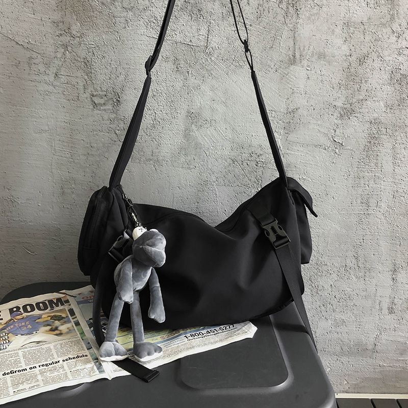 Слайд  Удобная и практичная кросс-боди сумка вытянутой формы Черный