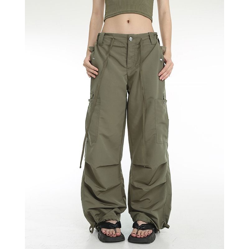 Слайд  Модные брюки карго с накладными карманами Зеленый